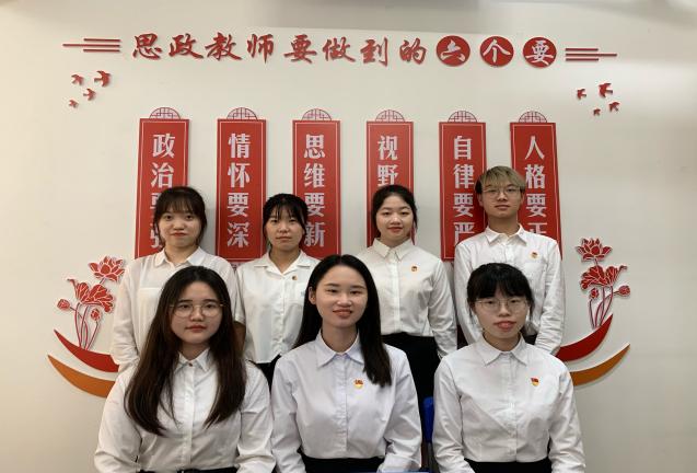 候选人与主席团合影