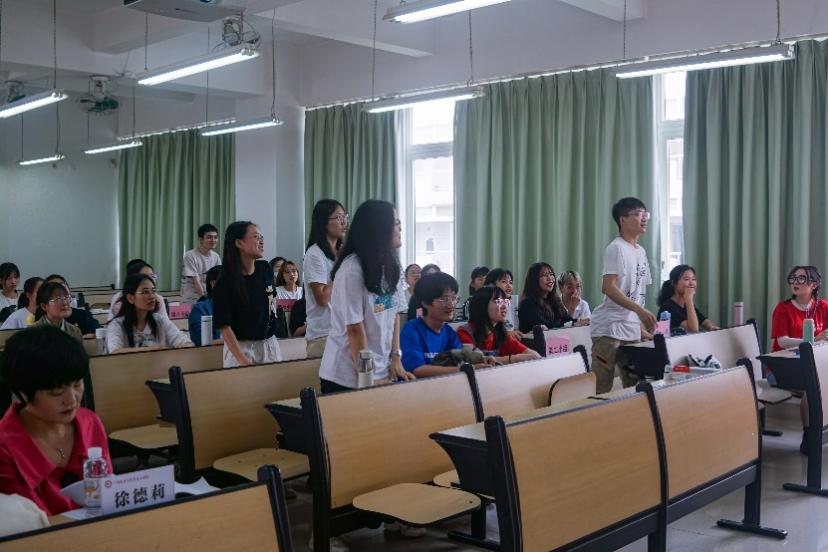 会议室里的人们描述已自动生成